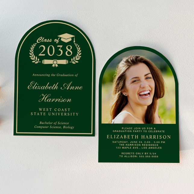 Elegante Green-Gold-Arch-Foto-Graduierungspartei Einladung (An elegant arch-shaped photo graduation party invitation to celebrate the graduate's achievements)
