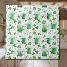 Elegante grüne Bierkrüge und Shamrocks in Weiß