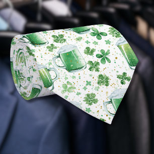 Elegante grüne Bierkrüge und Shamrocks in Weiß Krawatte
