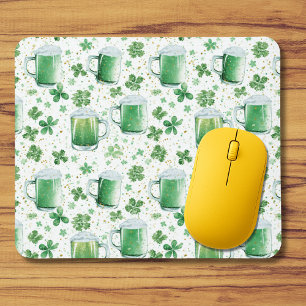 Elegante grüne Bierkrüge und Shamrocks in Weiß Mousepad