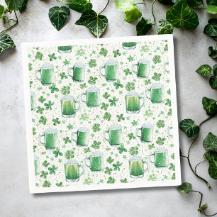 Elegante grüne Bierkrüge und Shamrocks in Weiß Serviette
