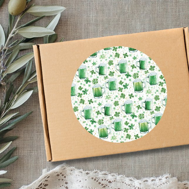 Elegante grüne Bierkrüge und Shamrocks Weiß Runder Aufkleber (Von Creator hochgeladen)