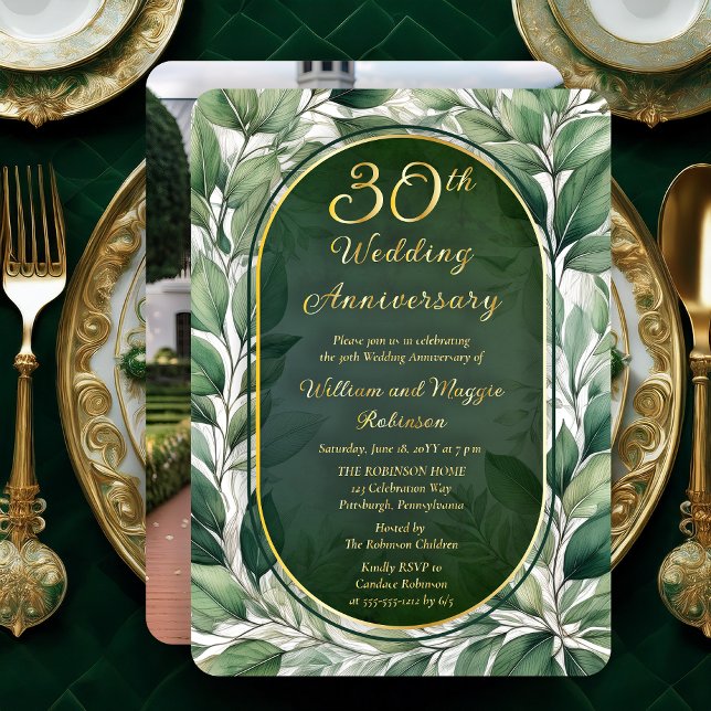 Elegante grüne Blätter 30. Hochzeitstag Folieneinladung (Elegant Green Leaves Foliage Frame Luxury 30th Wedding Anniversary Foil Photo Invitation)