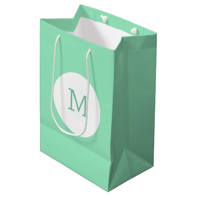 Elegante, grüne Farbmonogramm-Vorlage Moderne Mittlere Geschenktüte (Vorderseite Schrägansicht)