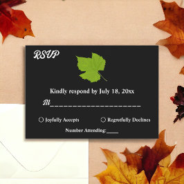 Elegante Grüne Herbstlaube Schwarze Flora Hochzeit RSVP Karte