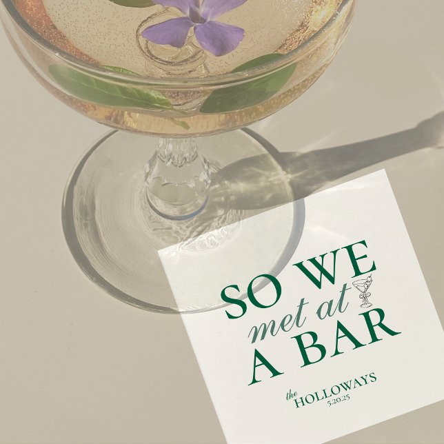 Elegante grüne Personalisierte Cocktailstunde Hoch Serviette (These Elegant Sage Green Wedding Cocktail Napkins bring a refined touch to your reception!)