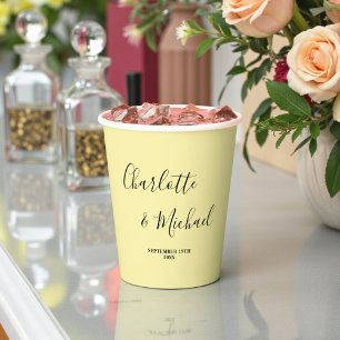 Elegante hellgelbe Schrift Minimalistische Hochzei Pappbecher