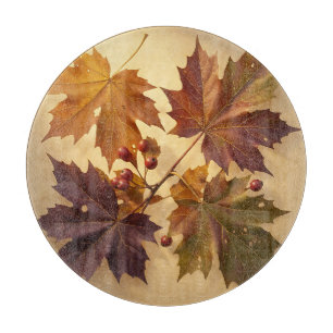 Elegante Herbst-Ahornblätter rote Beeren golden Schneidebrett