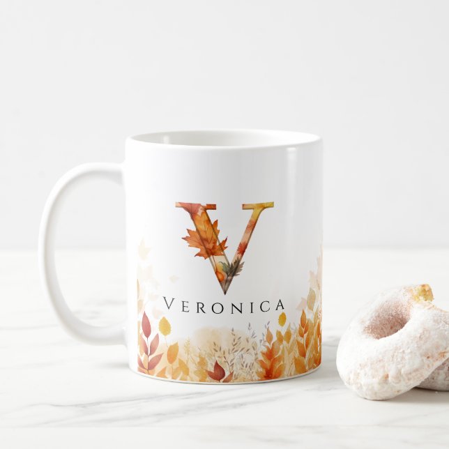 Elegante Herbstlaub Initial Letter V Monogramm Kaffeetasse (Mit Donut)
