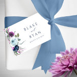 Elegante Hochzeit mit Lila Blüte Geschenkanhänger<br><div class="desc">Fügen Sie Ihren Gastgeschenke Hochzeiten einen personalisierten Geschenktag hinzu! Design mit exquisiten Aquarellfarben-Blume in lila und blauen Farbtönen, die Ihre Namen und Daten in einer schönen Mischung aus Blocktypografie und moderner handgeschriebener Kalligrafie darstellen. Option zum Bearbeiten des Designs mit dem Entwurfstool und zum Ändern der Schriftgröße, -position, -stil und -abstand....</div>