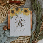 Elegante Hochzeit rustikaler Sonnenblumen Save The Date<br><div class="desc">Dieses exquisite 5 x 7 cm große Hochzeitskartentchen, das in einem fesselnden rustikalen Motiv aus weißem Holz verziert ist, unterstreicht elegant den zeitlosen Charme der Sonnenblumen. Das Design passt perfekt in die Wärme des Gelben mit den dezenten Weiß-Tönen, was eine visuell atemberaubende Ankündigung für Ihren besonderen Tag schafft. Jede Karte...</div>