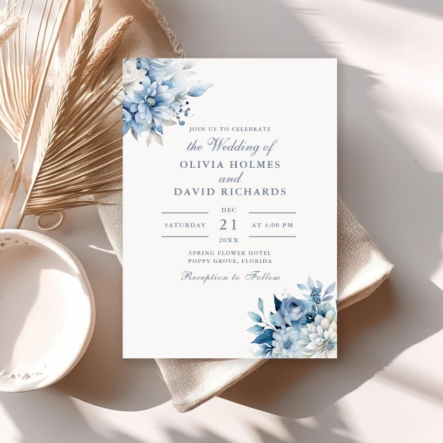 Elegante Hochzeiten von Dusty Blue und White Wildb Einladung (Elegant Dusty Blue and White Wildflowers Wedding Invitation on a sunny neutral boho table.)
