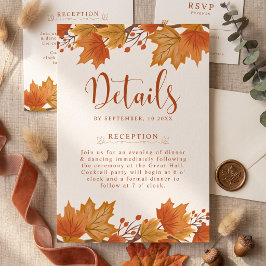 Elegante Hochzeitsdetails mit Herbst-Ahornblättern Begleitkarte