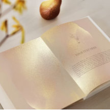 Elegante Hochzeitseinladung mit goldener Textur