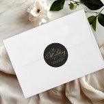 Elegante Imitate Schwarze Goldkalligraphie Hochzei Runder Aufkleber<br><div class="desc">Mit unserer atemberaubenden modernen Hochzeitssuite in Schwarz und Gold steigern Sie Ihr Hochzeitserlebnis auf neue Höhen von Raffinesse und Glamour! Mit nur wenigen Klicks können Sie es ganz einfach individualisieren und ein einzigartiges Fest für Sie gestalten. Wenn Sie Fragen haben, Hilfe benötigen oder gewollt sind, um Details zu verändern, zögern...</div>