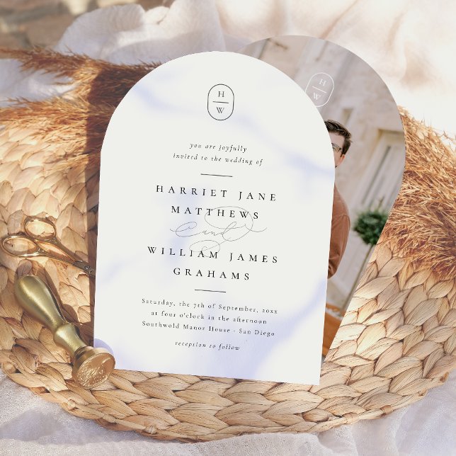 Elegante Initials Black & White Foto Arch Wedding Einladung (Card Front & Back Mock-up)