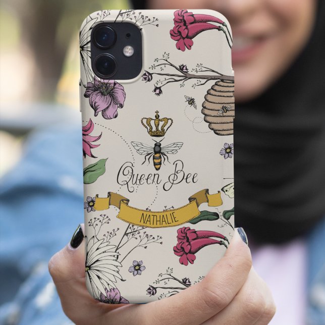 Elegante Ivory, Black & Gold Queen Bee & Crown Case-Mate iPhone Hülle (Chic Hand-Drawn Royal Queen Bee & Flowers Illustration in Ivory.
Personalized Name in Gold Scroll.)