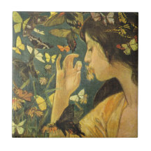 Elegante japanische Frau mit schönen Schmetterling