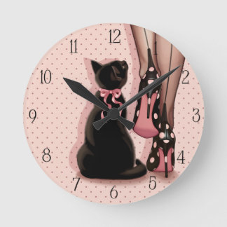Elegante junge Frau und schwarze Katze Runde Wanduhr