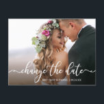 Elegante Kalligrafie ändert das Datum des neuen Da Postkarte<br><div class="desc">Moderne elegante Kalligrafie-Skripte ändern das Datum Hochzeit verschoben Paar Foto Postkarte</div>