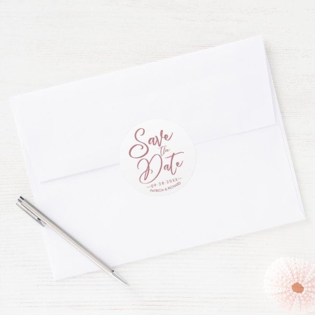 Elegante Kalligrafie Save the Date Rose Gold Runder Aufkleber (Umschlag)