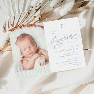 Elegante Kalligrafie Staubblau Jungen Foto Taufe Einladung