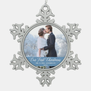 Elegante Kalligrafie Unser erstes Weihnachtslicht  Schneeflocken Zinn-Ornament