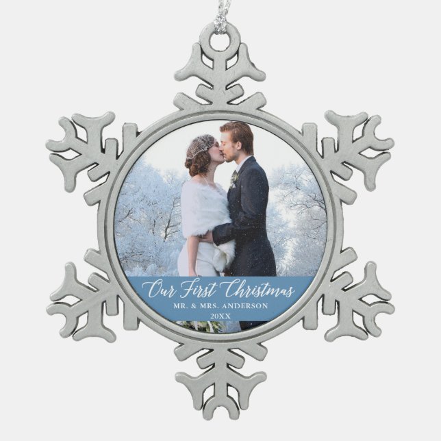 Elegante Kalligrafie Unser erstes Weihnachtslicht  Schneeflocken Zinn-Ornament (Vorderseite)