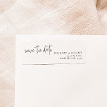 Elegante Kalligraphie Save the Date Rücksendeadres<br><div class="desc">Wo Dreams Meet Elegance Erleben Sie Ihren besonderen Tag mit unserem bezaubernden Briefmarkensemble, sorgfältig gefertigt, um Ihre Hochzeit mit Launen und Gnade zu bereichern. Von delikaten Einladungen bis hin zu exquisiten Platzkarten ist diese Sammlung eine Symphonie von aufwändiger Kalligraphie und zeitlosem Design. Erstellen Sie eine Feier, die Ihnen einzigartig ist,...</div>