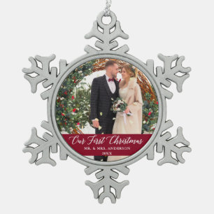 Elegante Kalligraphie Unser erstes Weihnachtsburgu Schneeflocken Zinn-Ornament