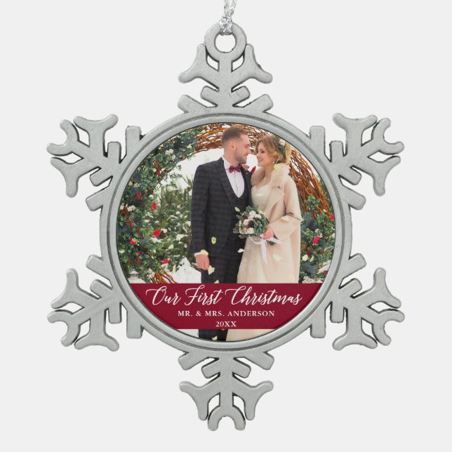 Elegante Kalligraphie Unser erstes Weihnachtsburgu Schneeflocken Zinn-Ornament (Vorderseite)