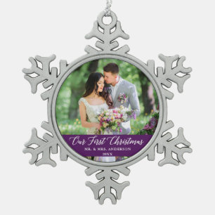 Elegante Kalligraphie Unser erstes Weihnachtsfest  Schneeflocken Zinn-Ornament