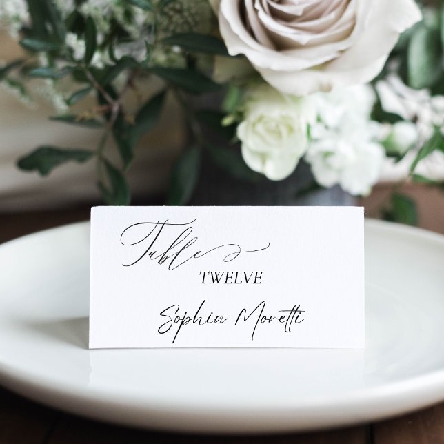 Elegante kalligraphische Schwarz & Weiß klassische Platzkarte (This wedding place card features an elegant calligraphy script font and a minimalist design)