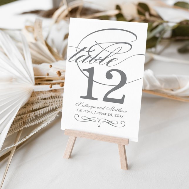 Elegante Karkohle Gray Calligraphy Wedding Monogra Tischnummer (Von Creator hochgeladen)