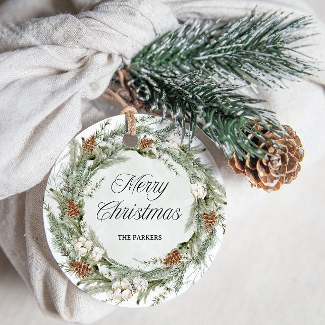 Elegante Kiefernwälder und Grünanlagen | Frohe Wei Geschenkanhänger (An elegant Christmas gift tag with a pine wreath and greenery)