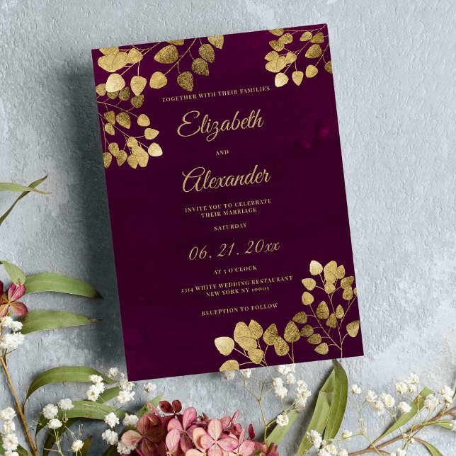Elegante klassische burgundische Eukalyptushochzei Einladung (Elegant classic burgundy gold eucalyptus wedding)