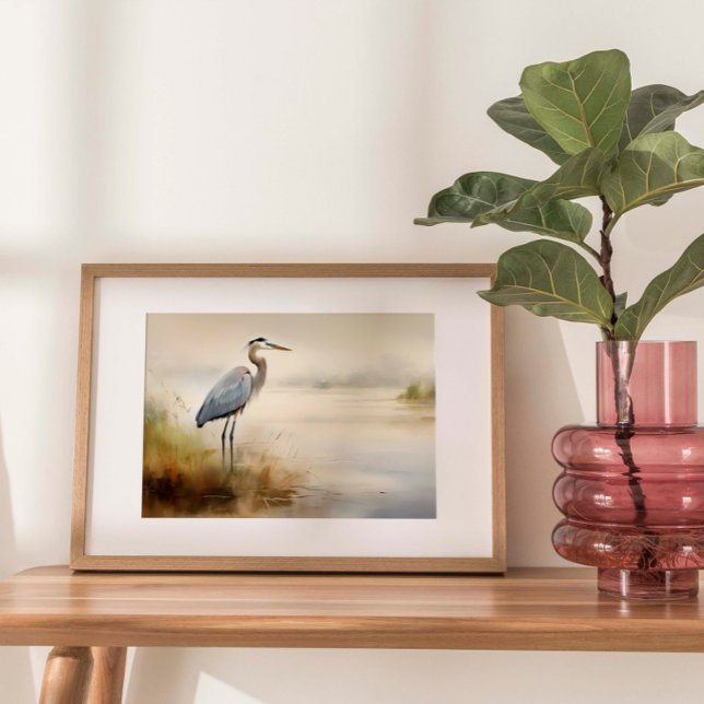 Elegante Küste: Strandkrane Aquarell drucken Poster (A solitary crane standing serenely at the seashore, framed by gentle seagrass in light, muted colors)