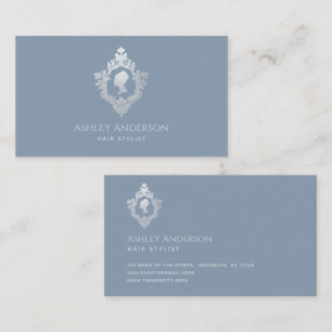 Elegante Lady im Dusty Blue mit vintage Wappen und Visitenkarte