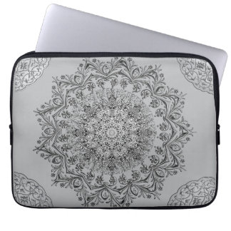 Elegante Laptop-Hülle mit Mandala-Muster in Silber Laptopschutzhülle