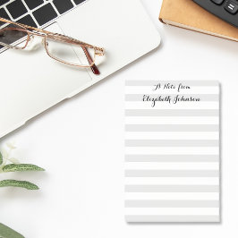 Elegante Lehrer der modernen Kindergartenschule Na Post-it Klebezettel