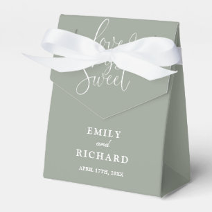 Elegante Liebe ist eine grüne Hochzeit mit süßer S Geschenkschachtel