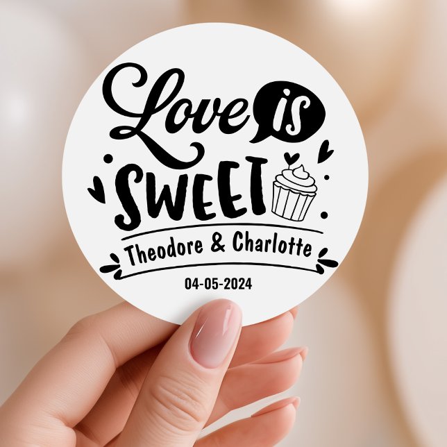 Elegante Liebe ist süße Kalligrafie Herz Hochzeit Runder Aufkleber (love is sweet wedding stickers script black and white calligraphy typography simple minimal cake)
