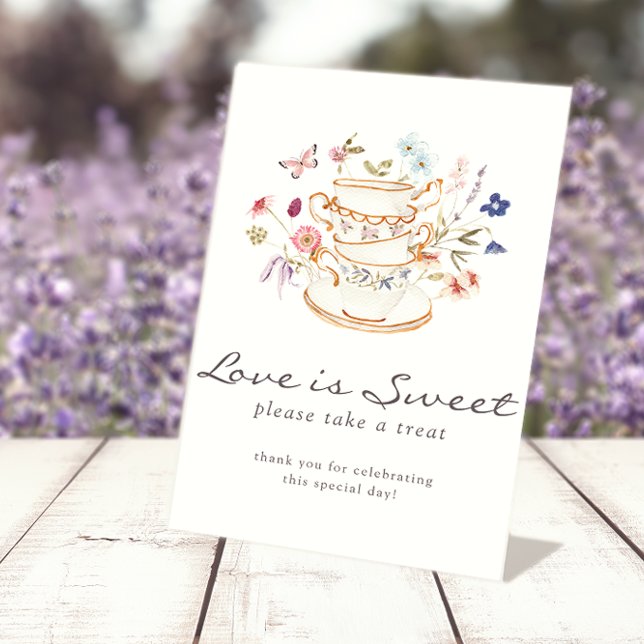 Elegante Liebe ist süßes Zeichen Sockelschild (Tea Party Wildflowers Elegant Love Is Sweet Sign by Painted Paperie
)