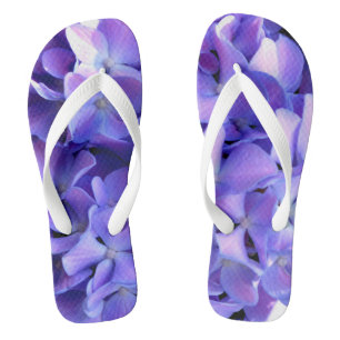 Elegante, lila Blumen und Auberginen Flip Flops