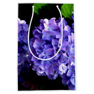 Elegante, lila Blumen und Auberginen Mittlere Geschenktüte