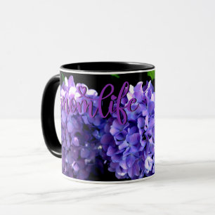 Elegante, lila Blumen und Auberginen Tasse