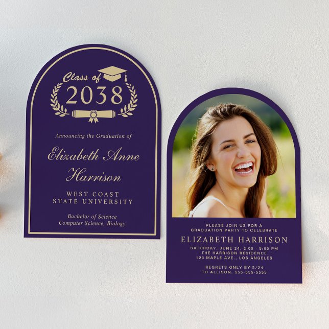 Elegante Lila Graduierungsparty des Goldenen Fotos Einladung (An elegant arch-shaped photo graduation party invitation to celebrate the graduate's achievements)