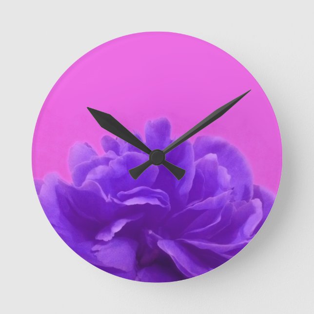 Elegante lila Himbeere mit Blumen Runde Wanduhr (Vorderseite)