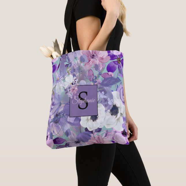 Elegante Lila und violette Wildblumen und Monogram (Von Nahem)