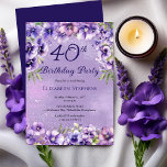 Elegante Lila Violetten Blumenmuster 40. Geburtsta Einladung<br><div class="desc">Elegantes lila Veilchendesign "40. Geburtstag Party" mit einem Blumenmuster-Ober- und Unterteil an Veilchen auf einem gereizten violetten und weißen Sternenstaub.</div>